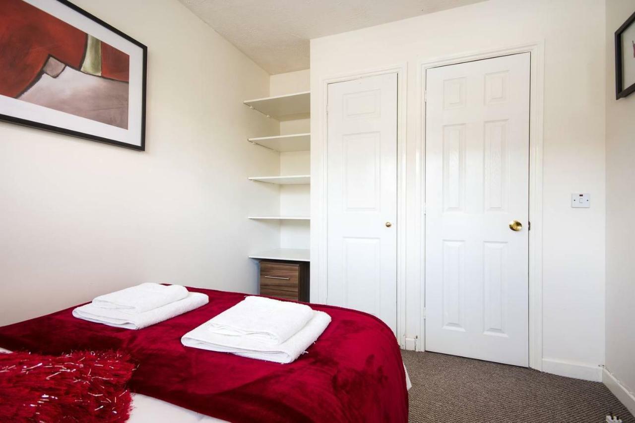 Spacious House, Sleeps 7 People 雷丁 外观 照片