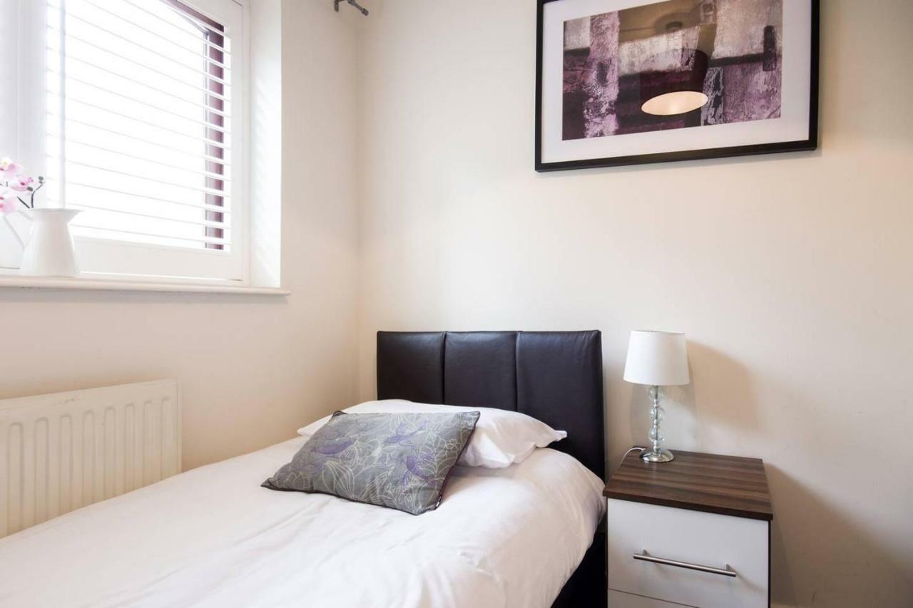 Spacious House, Sleeps 7 People 雷丁 外观 照片