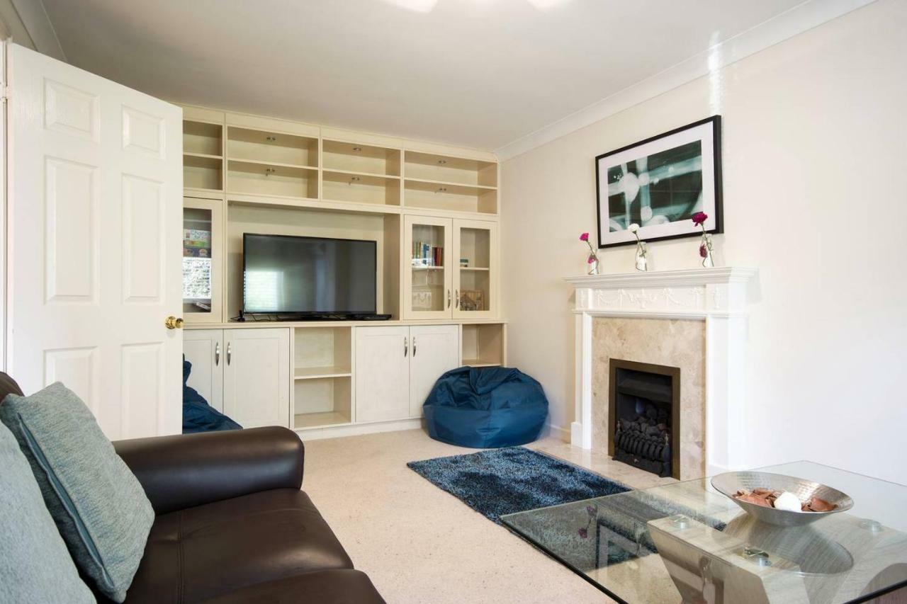 Spacious House, Sleeps 7 People 雷丁 外观 照片